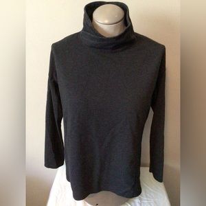 🌻 3 for $15. Dark grey woman’s sweatshirt. Size large.